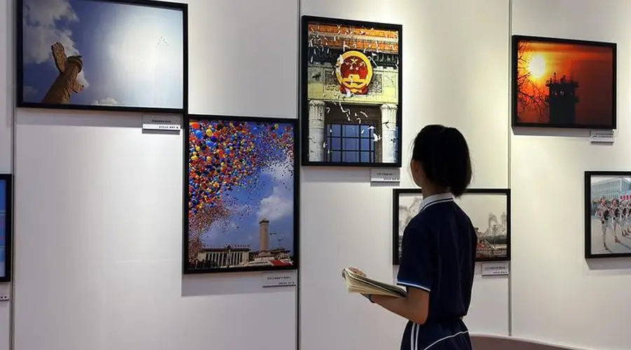 “相隔不过几步，我们走了八十多年”
