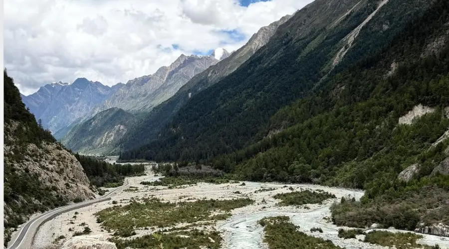 主峰海拔6600米:一条冰川和高原山村的相互守护