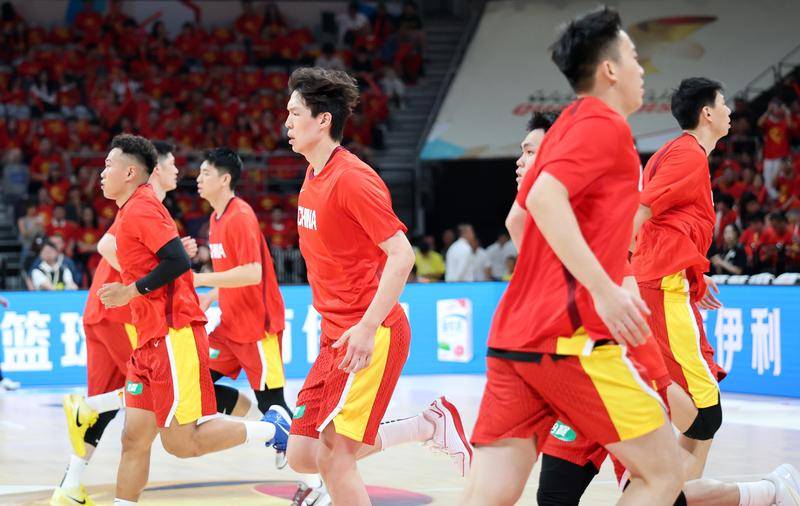 差距太大！中国后卫线发挥低迷 无组织串联+三分14中2