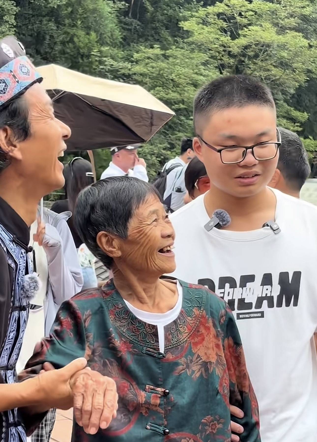 湘乡少年携奶奶圆梦张家界，治愈系导游阿见暖心相伴：一定要走出去，心境和格局才会大
