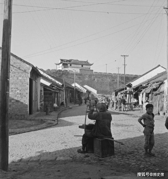 老照片：1944年海达·莫理循拍摄的南京，呈现出战争背景下古迹的荒寂与建筑的沧桑