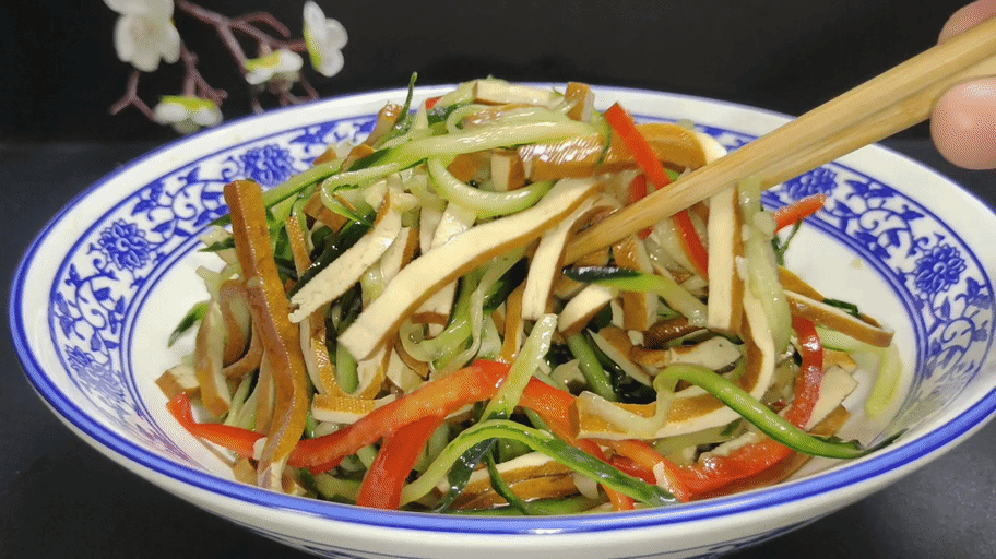 天热适合吃这菜，拌一拌就很好吃！两种食材满口清香脆嫩、上桌就是抢手菜，好吃好做全家都喜欢
