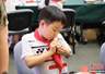 浙江小学生档案馆内上美术课 8月6日用画笔绘红色历史