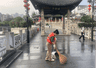 贵阳环卫迎暑期客流高峰 全力以赴守好城市洁净颜值