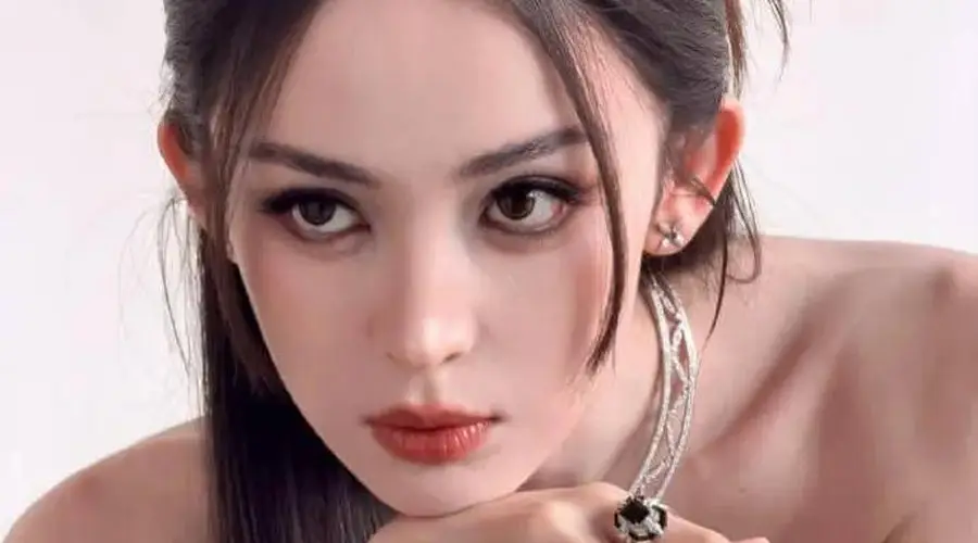 古力娜扎穿抹胸黑裙美爆了!雪肤玉貌身材曼妙性感撩人