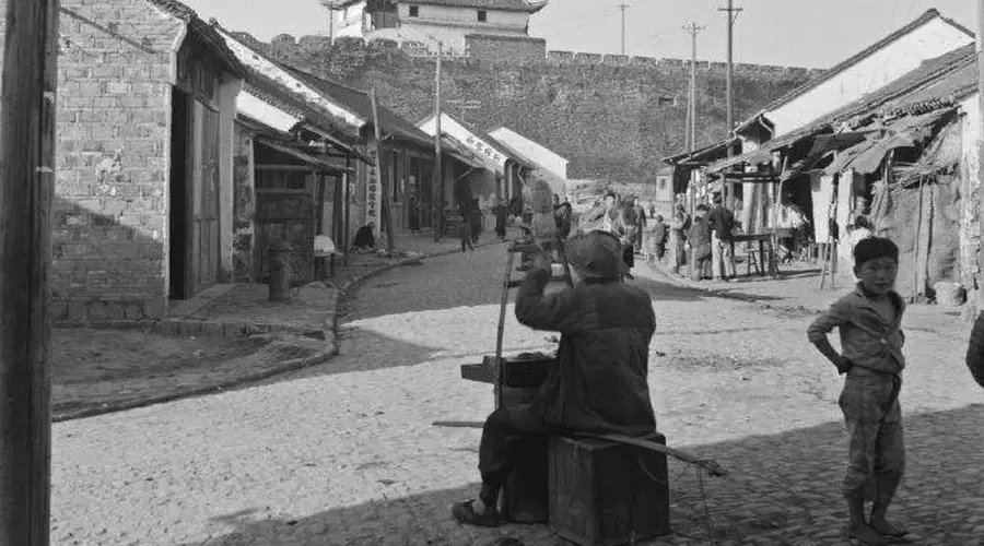 老照片：1944年海达·莫理循拍摄的南京，呈现出战争背景下古迹的荒寂与建筑的沧桑