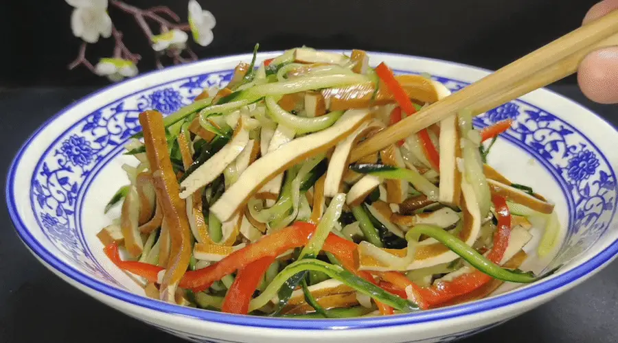 天热适合吃这菜,拌一拌就很好吃!两种食材满口清香脆嫩、上桌就是抢手菜,好吃好做全家都喜欢