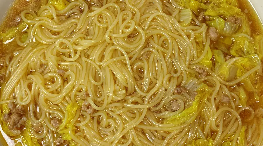 这碗白菜肉末汤面，清清爽爽暖到胃里