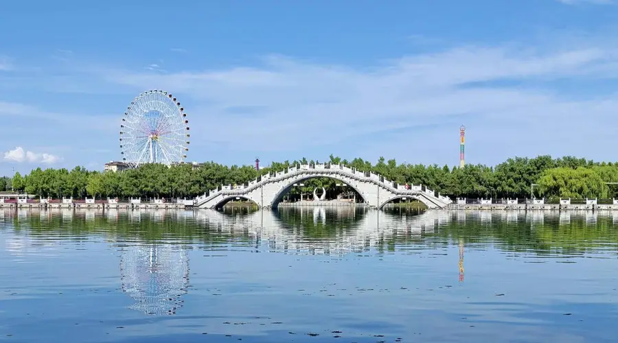 暮游巩留蝶湖公园