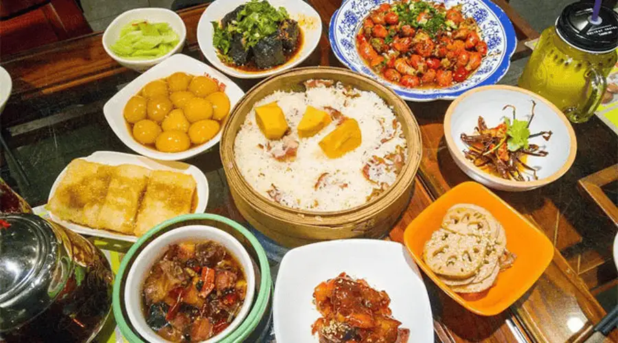 土菜馆火爆出圈 高性价比食材搭配传统风味成餐饮业新趋势