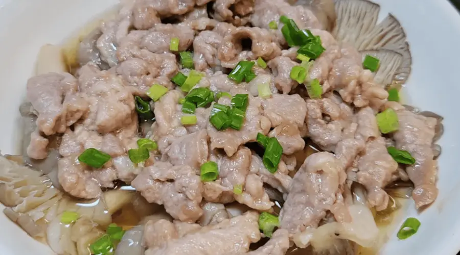 平菇蒸肉片仅需十分钟 家常鲜嫩美食这样做