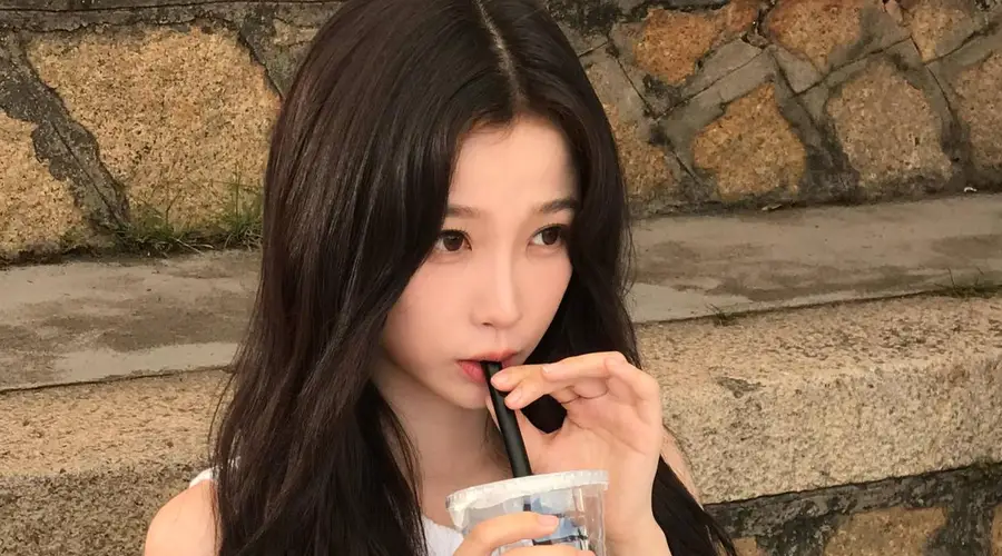 虞书欣穿白色上衣喝气泡水 活泼俏皮化身元气少女