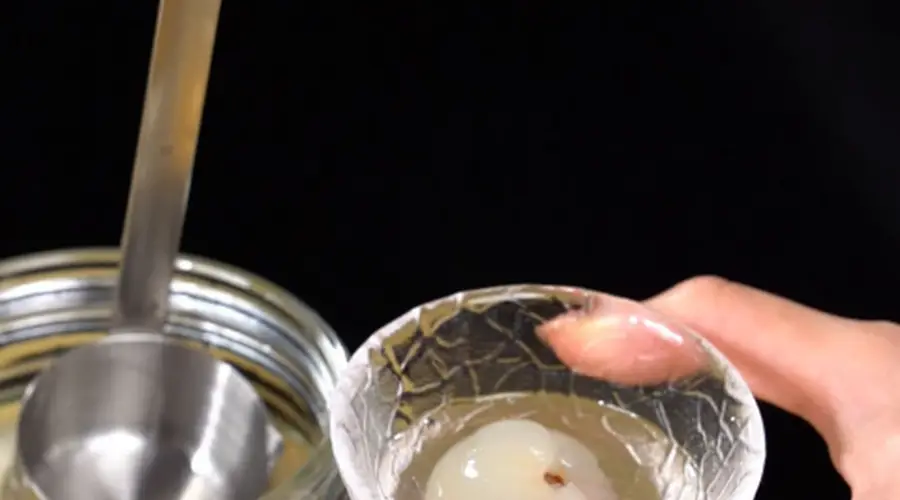 夏天自酿前先看什么白酒适合荔枝泡酒更香甜!关键在这3点