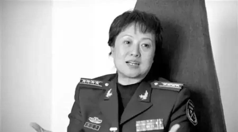 她是军中女大老虎,靠体力与美貌征服高官,花大钱买少将军衔