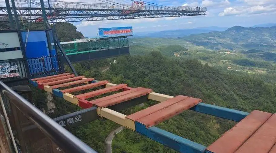梦幻奥陶纪景区,“林中有石,石上有树,树石共生”的天下奇观,被誉为“绿色石林”。