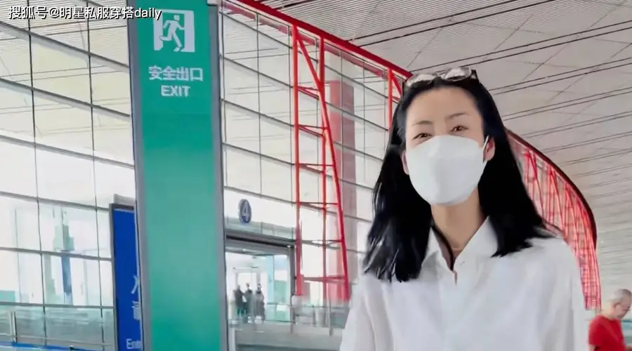 刘雯不愧是“国际超模”!黑白基础色穿搭又美又飒!顶级时髦好惊艳