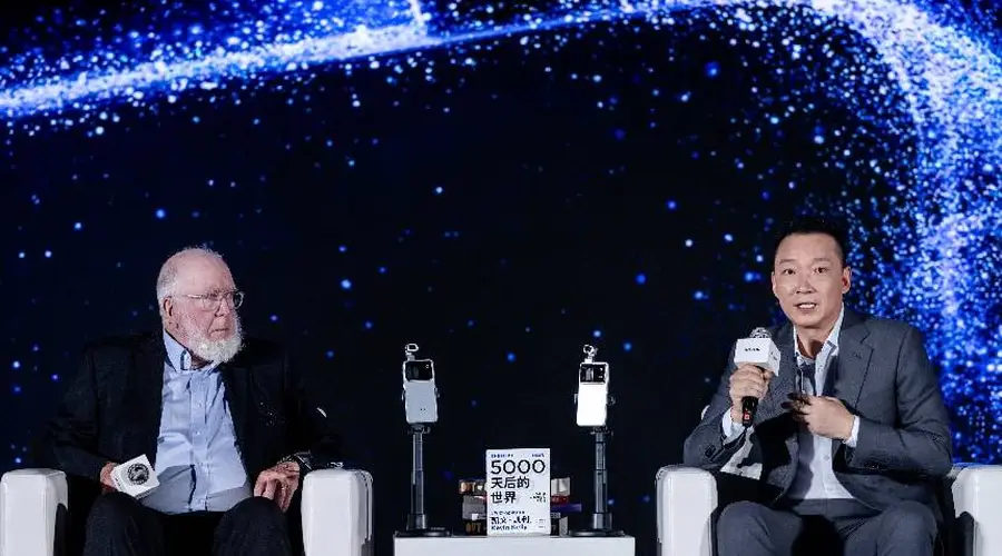 AI重塑人机关系:荣耀CEO李健与凯文·凯利共议硬件创新,类人机器人或需十年