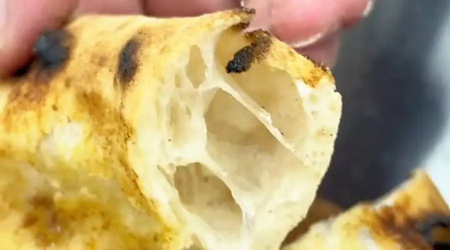 意式那不勒斯披萨:大气孔焦边诱人,外脆内润嚼劲足