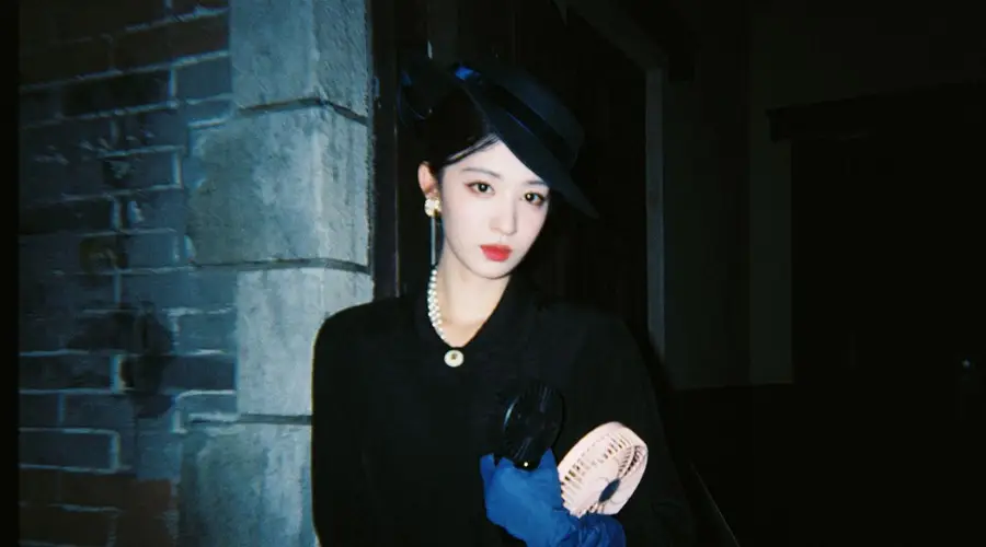王楚然黑裙礼帽配珍珠,复古造型演绎温婉笑容