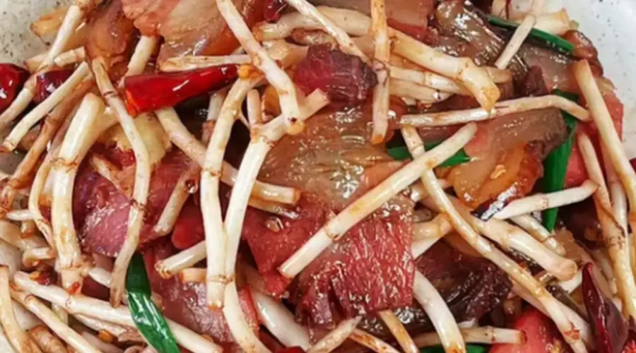 松柏熏肉配新鲜折耳，地道黔味一口沦陷味蕾