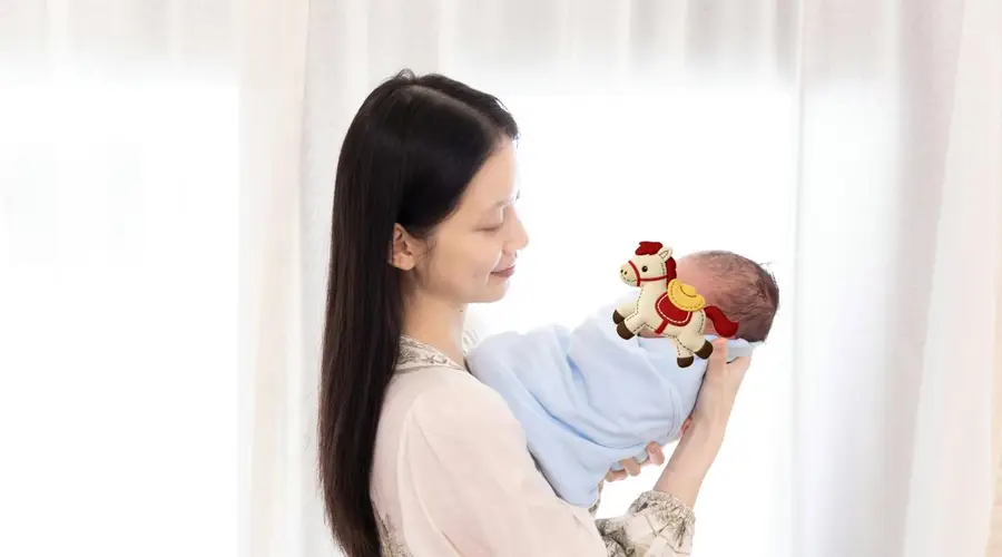 孙伊涵官宣生子 晒怀抱婴儿居家照分享喜悦