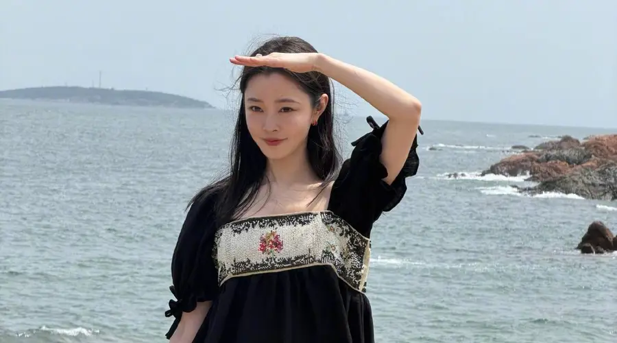 宋轶发海边写真 穿黑裙白短裤眉眼温润氛围拉满