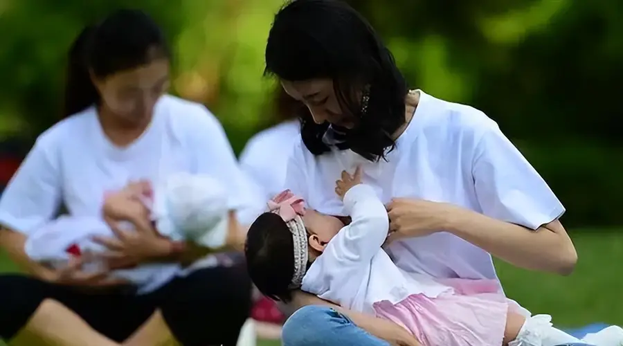 路边喂母乳被嘲:别省钱,奶粉娃长得壮!别墅网友被邻居羡慕有奶