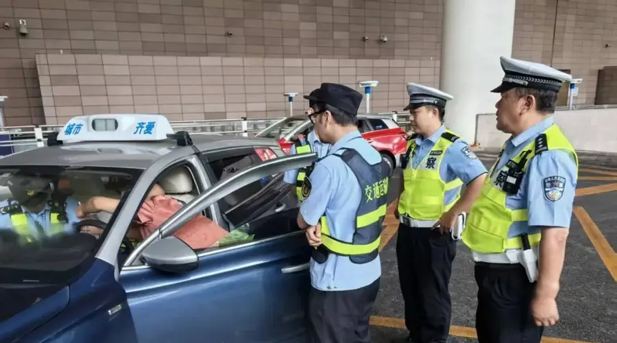 7月25日上海机场出租车恶意甩客 涉案司机已被警方拘留