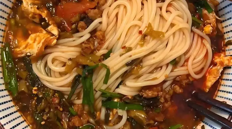 腊肉米线煲:一锅红油咕嘟嘟,香到邻居来敲门