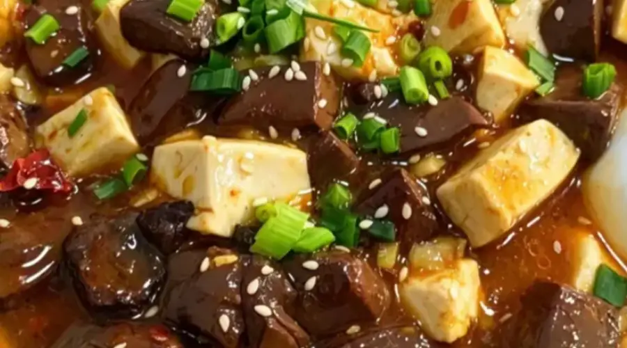 豆腐猪血焖煮入味 红白配出老院子里的家常香