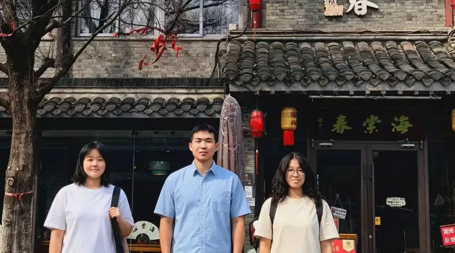 晨馔藏雅韵，非遗润泰州——经济学院“早有名堂”实践队赴海棠春开启泰州早茶文化调研