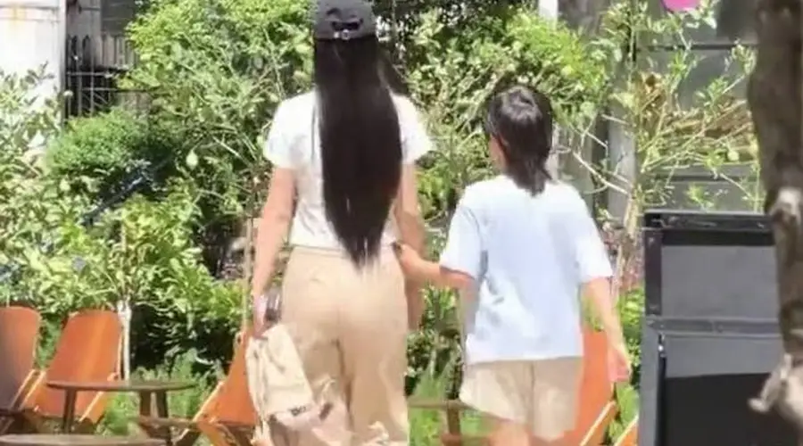 网友上海偶遇Angelababy携子逛街 母子牵手漫步氛围温馨