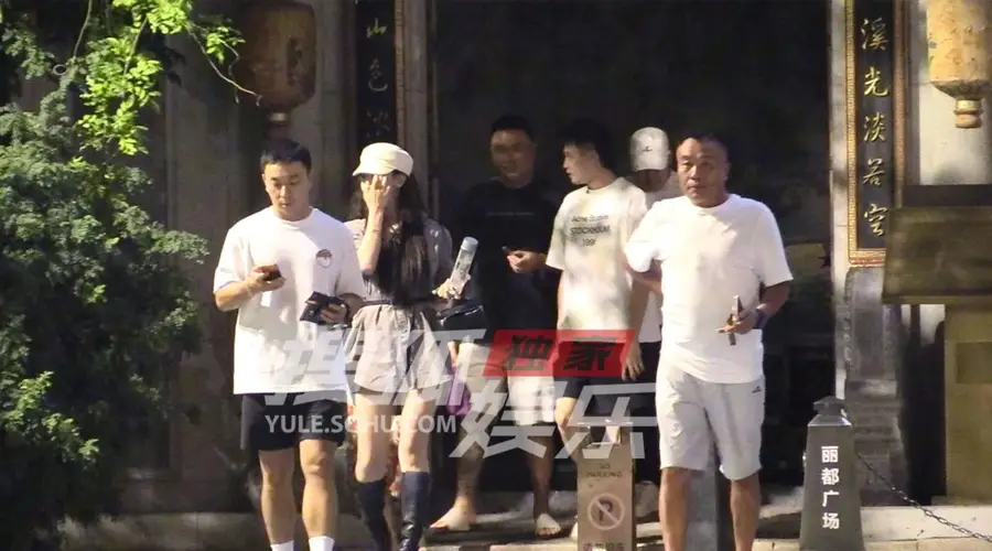 释小龙傍晚商圈聚餐后离场 一路与好友热聊状态放松