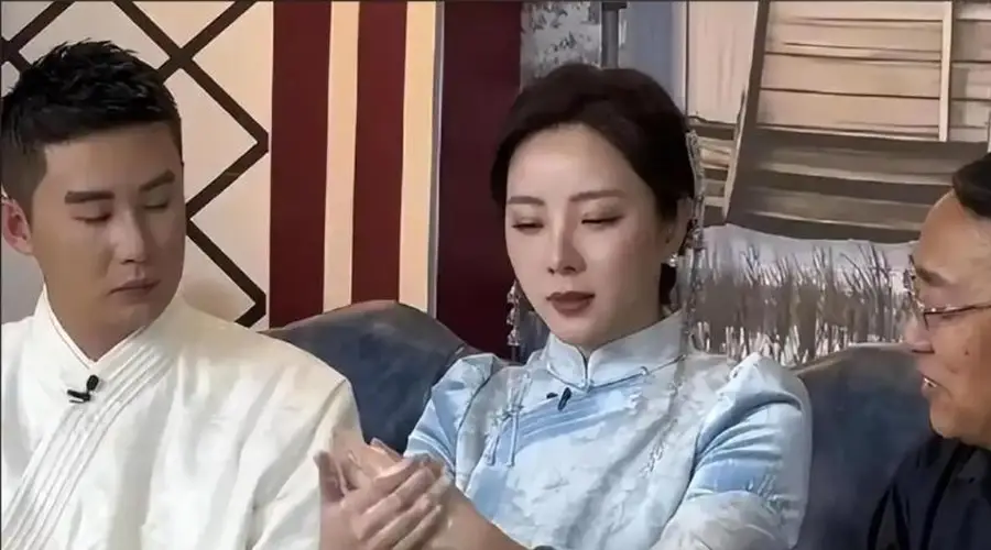 李思思亮相河北任县县城商演 零下十几度穿皱西装引热议