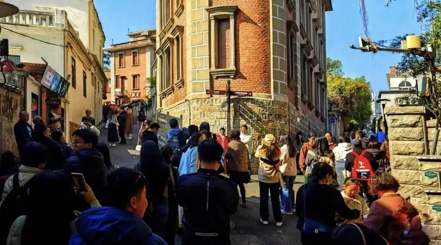 骂厦门能火,但数据不会骗人:这座“网红城市”的暑假,到底有多疯狂