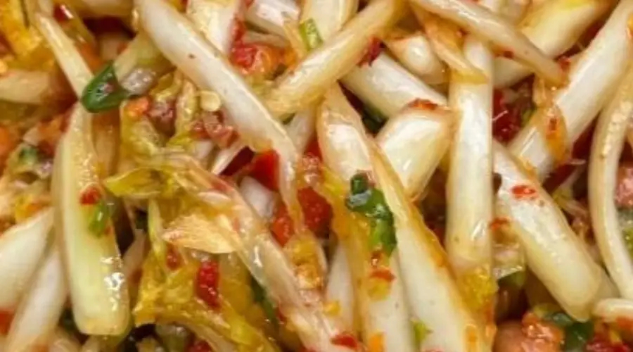 凉拌白菜丝要开胃 关键做好这两步处理