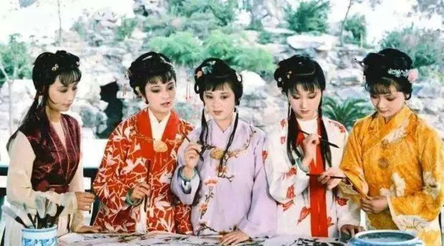 红楼梦，贾家阴盛阳衰却最昌盛，薛家狐假虎威成笑料，还得看甄家