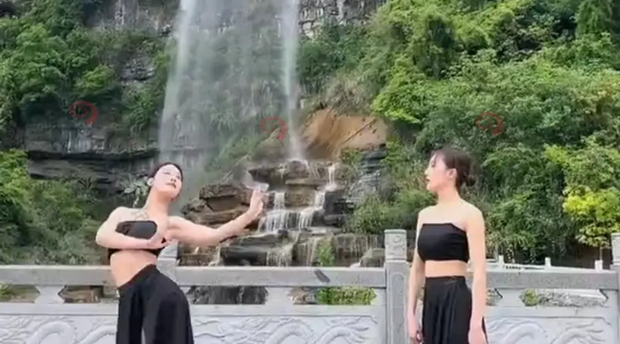 贵州:两名女子在瀑布下跳舞吸引眼球,游客:龙头好像在流口水
