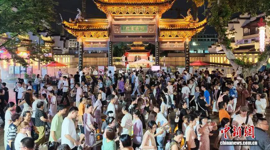 摩肩接踵!南京秦淮风光带迎来夜游人潮
