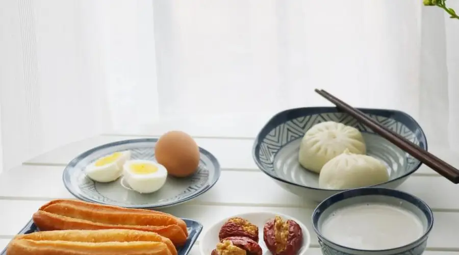 中老年人早餐别太节省了，少吃馒头稀饭，多吃这4样，营养又健康