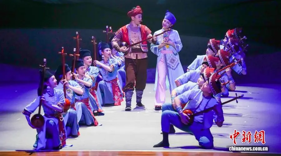 (寻味中华丨艺林)两根琴弦弹新韵 一曲空灵传古今
