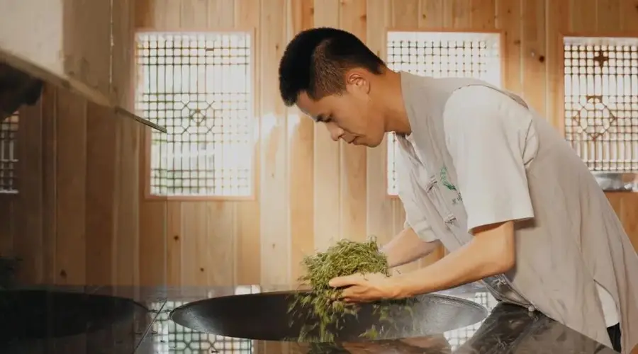 一锅茶，三代人：在铁锅与掌心之间，续写洪雅茶的非遗传奇