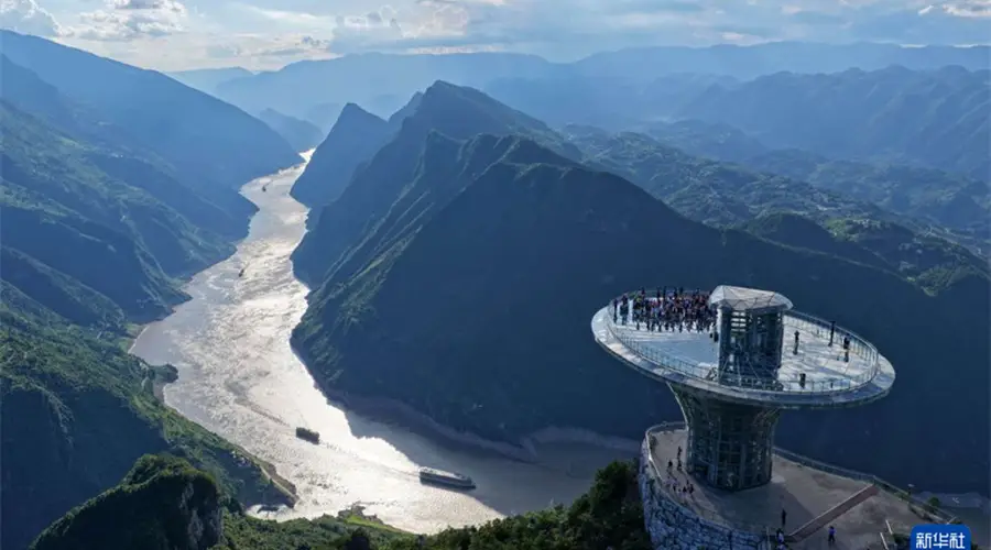 湖北巴东：金色三峡引游人