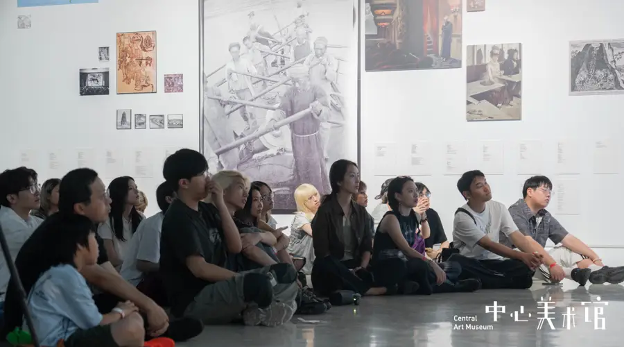 商业综合体里点燃“宇宙炉火”：一场关于算法时代栖居与关怀的艺术思辨