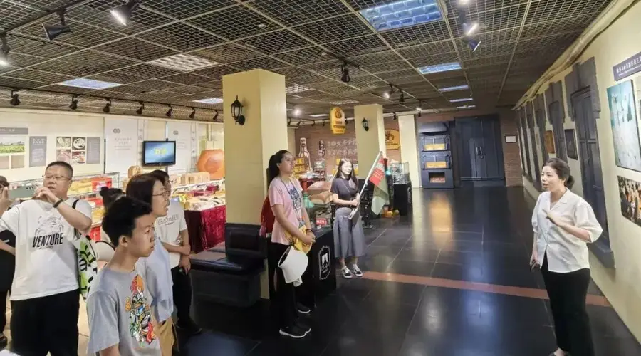 百年秋林免费工业游明日启动丨现场看大列巴制作,刚出炉管够尝