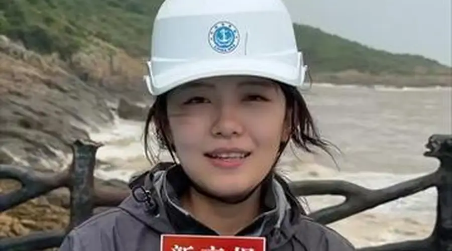 台风“巴威”逼近,浙江沿海掀3米巨浪,现场报道记者直言“推背感太强” ——
