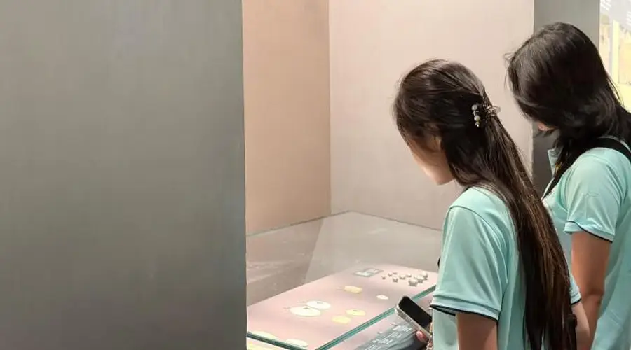 美国华裔青少年巴蜀行:一日之间,穿越三千年与亿万载