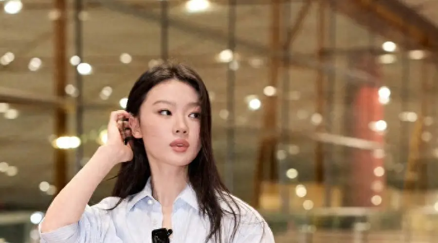 原创单依纯机场出发造型|品牌大使首秀启程,简约法式优雅氛围感拉满