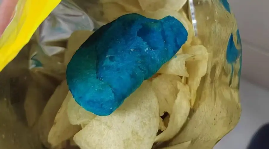 薯片中吃出蓝色异物!乐事确认:异物为工厂着色验证薯片