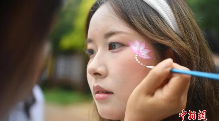 云南普者黑:游客泛舟赏花欢庆“花脸节”